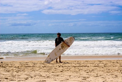 人持有surfingboard
